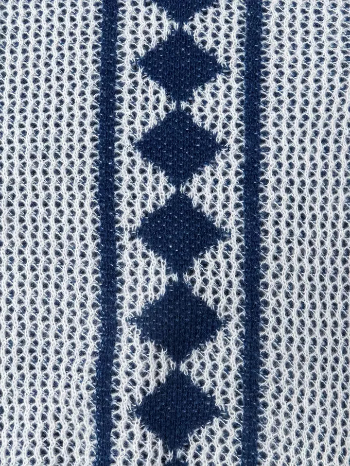 Achterkant van een elegant heren vest met knopen. Toont het complete ruitpatroon en de pasvorm.