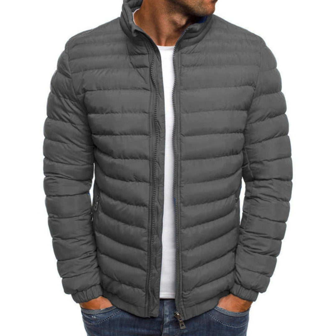 Close-up van de warme, waterafstotende stof van een heren puffer winterjack, voor comfort en bescherming.