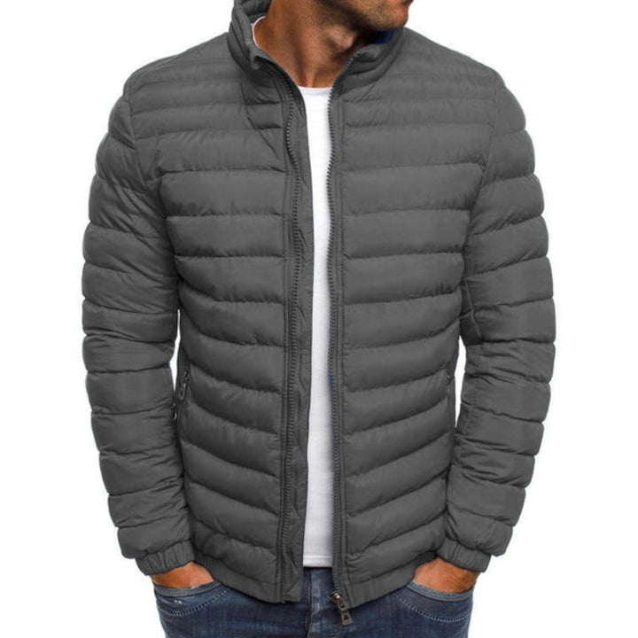 Close-up van de warme, waterafstotende stof van een heren puffer winterjack, voor comfort en bescherming.