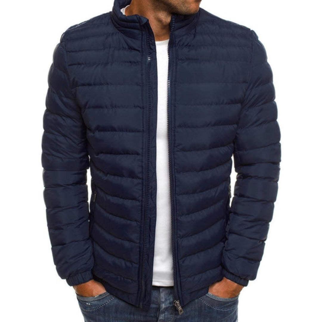 Achterzijde van modern heren puffer winterjack met capuchon, toont comfortabele pasvorm en casual stijl.