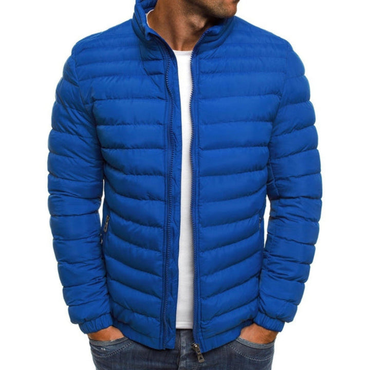 Vooraanzicht heren warm winterjack met stevige rits en praktische zakken, functionaliteit en stijl gecombineerd.