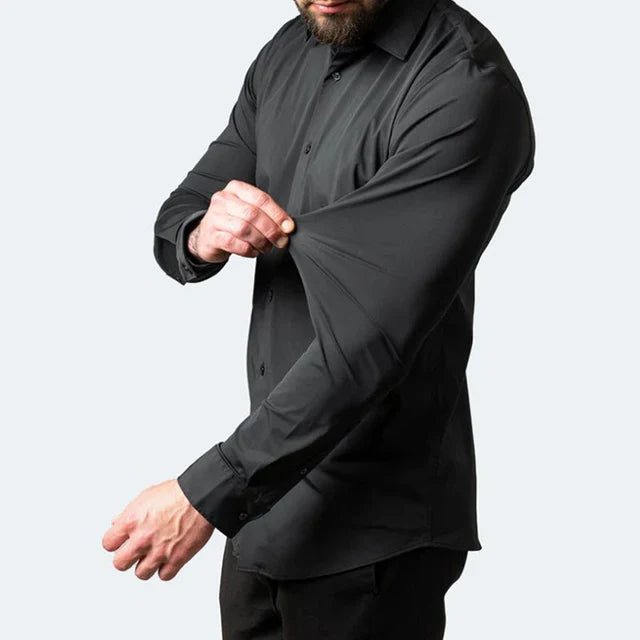 Man draagt een elegant, kreukvrij herenoverhemd met lange mouwen, perfect voor zowel zakelijk als casual gebruik.