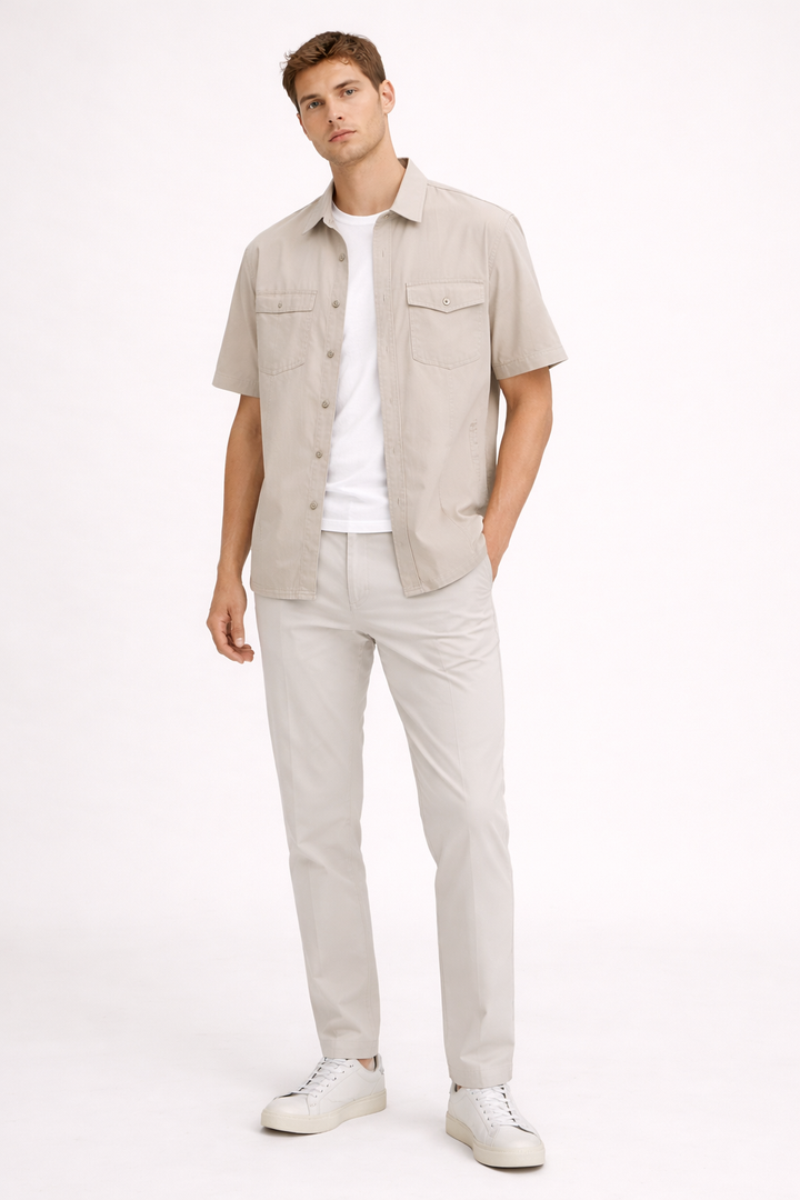 Dichtbij van borstzakken op een stijlvol herenoverhemd met korte mouwen, casual en praktisch voor de zomer.