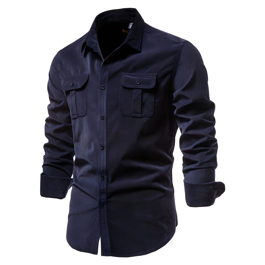 Man draagt een elegant herenoverhemd met normale pasvorm, perfect voor een zakelijke of casual look.