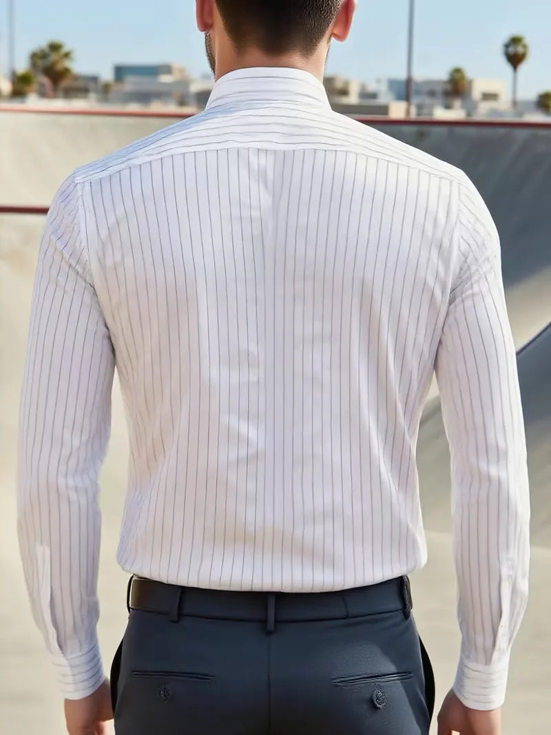 Wit slim fit herenoverhemd met elegante mandarijnkraag, geschikt voor kantoor en speciale gelegenheden.