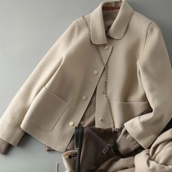 "Stijlvol licht beige dames tussenjasje, geschikt voor elk seizoen, met elegant silhouet en veelzijdige stylingopties."