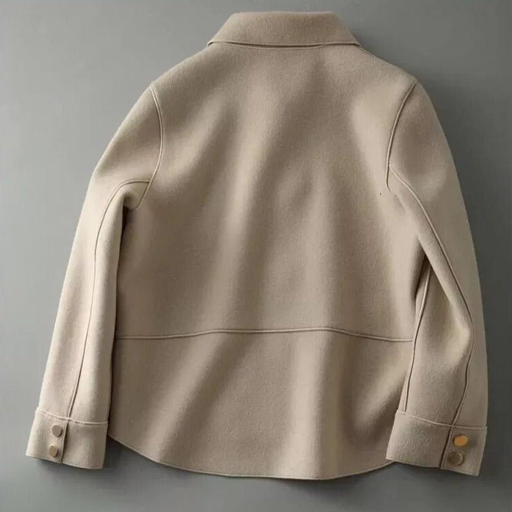 "Stijlvol licht beige dames tussenjasje, geschikt voor elk seizoen, met elegant silhouet en veelzijdige stylingopties."