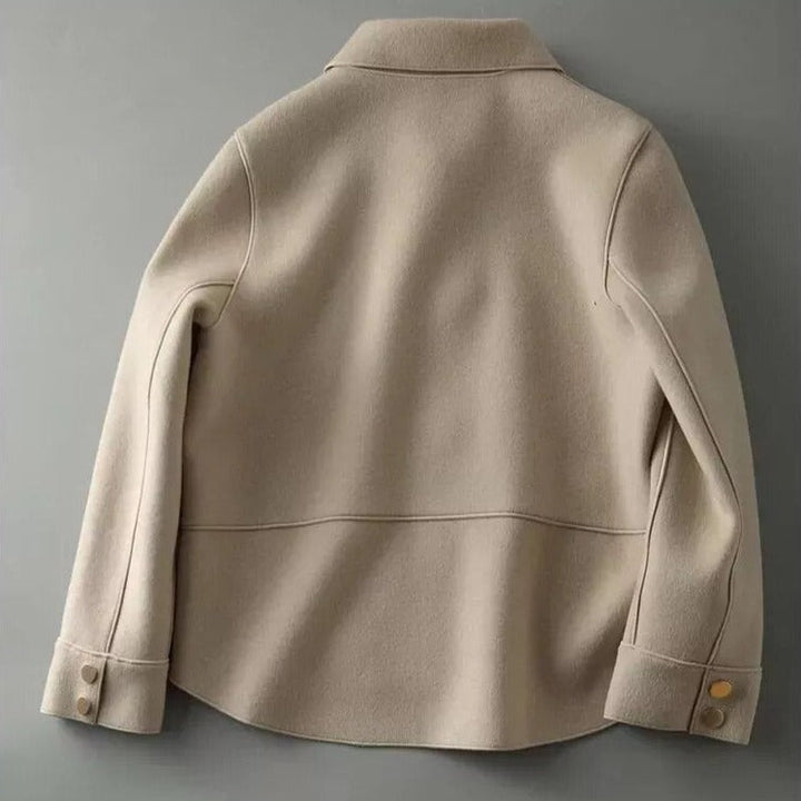 "Stijlvol licht beige dames tussenjasje, geschikt voor elk seizoen, met elegant silhouet en veelzijdige stylingopties."