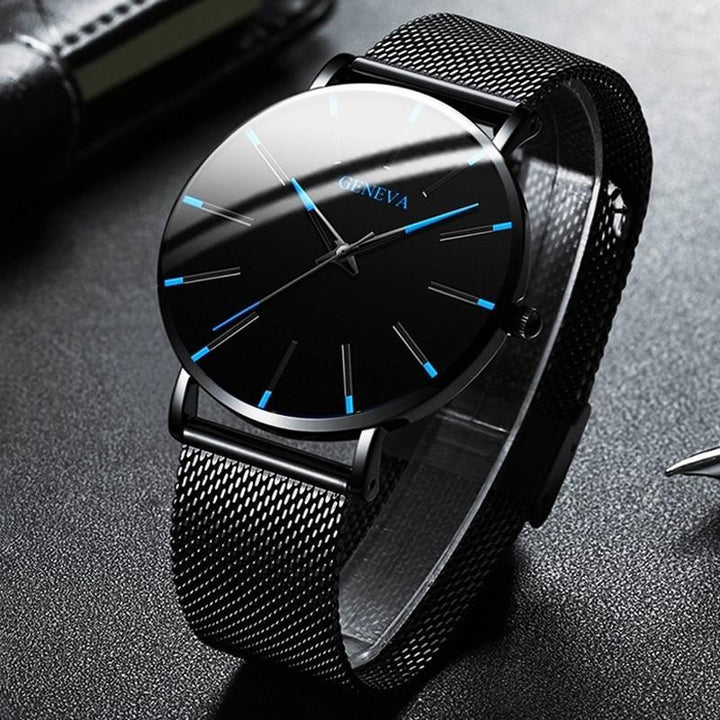 "Stijlvol minimalistisch herenhorloge met zwarte wijzerplaat en blauwe accenten, roestvrijstalen band, kwarts uurwerk"