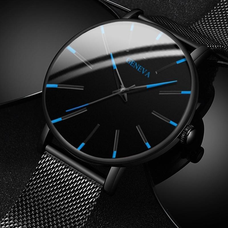 "Stijlvol minimalistisch herenhorloge met zwarte wijzerplaat en blauwe accenten, roestvrijstalen band, kwarts uurwerk"