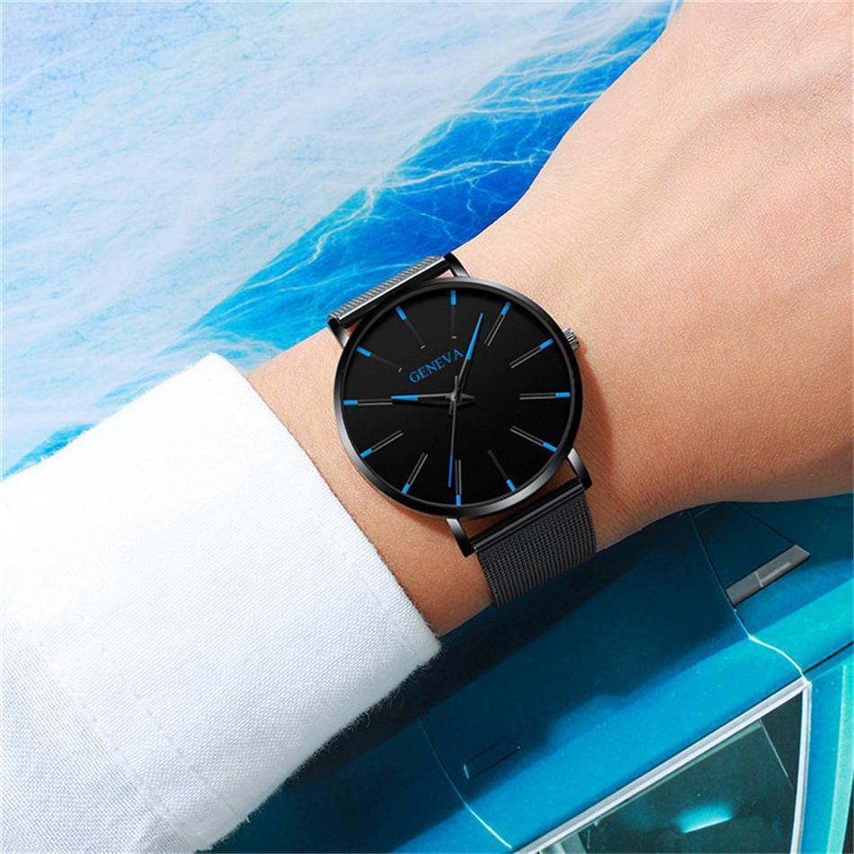 "Stijlvol minimalistisch herenhorloge met zwarte wijzerplaat en blauwe accenten, roestvrijstalen band, kwarts uurwerk"