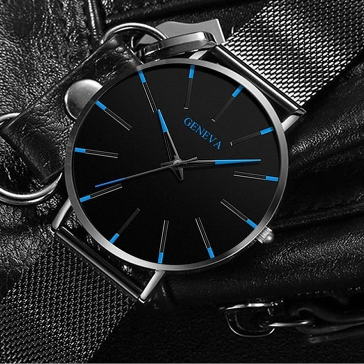 "Stijlvol minimalistisch herenhorloge met zwarte wijzerplaat en blauwe accenten, roestvrijstalen band, kwarts uurwerk"