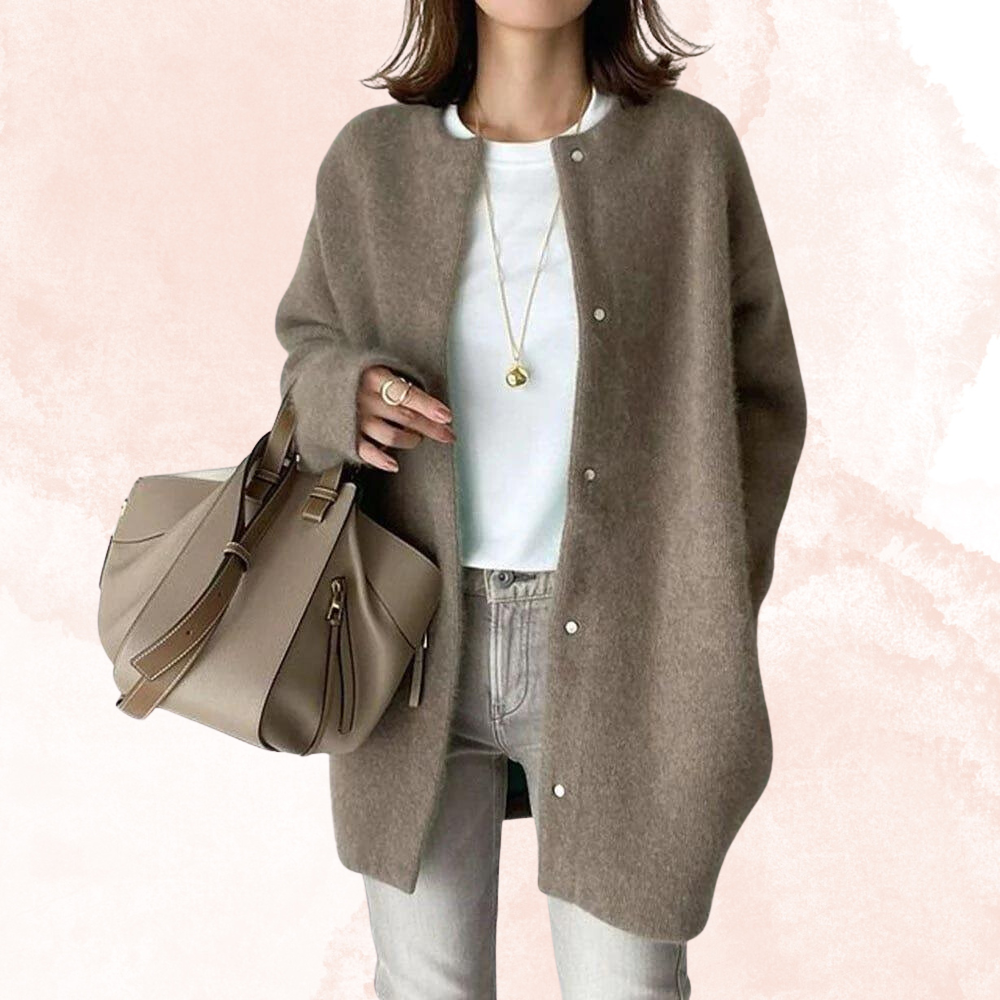 "Stijlvol oversized damesvest in zachte stof, warme beige tint en relaxte pasvorm, ideaal voor koude dagen en elke gelegenhei