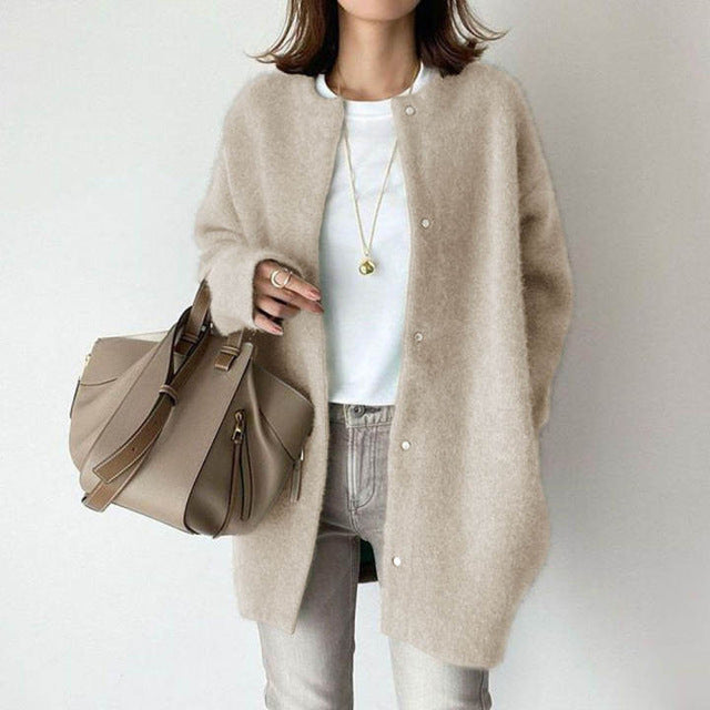 "Stijlvol oversized damesvest in zachte stof, warme beige tint en relaxte pasvorm, ideaal voor koude dagen en elke gelegenhei