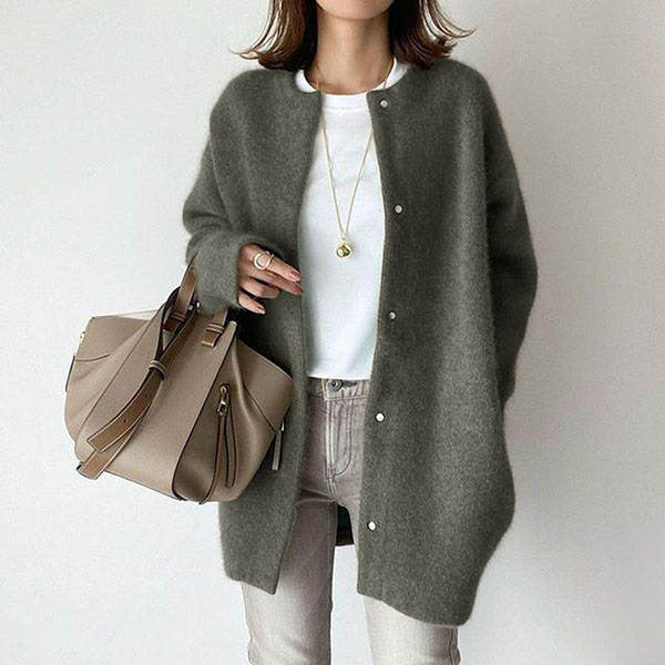 "Stijlvol oversized damesvest in zachte stof, warme beige tint en relaxte pasvorm, ideaal voor koude dagen en elke gelegenhei