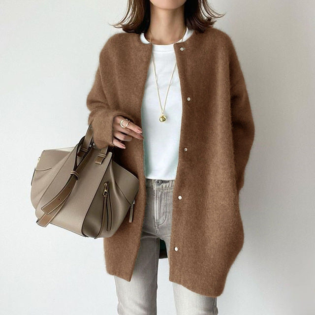 "Stijlvol oversized damesvest in zachte stof, warme beige tint en relaxte pasvorm, ideaal voor koude dagen en elke gelegenhei