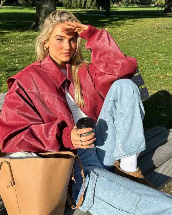 Model draagt casual rood oversized damesjack, een essentiële jas voor de damesmode.