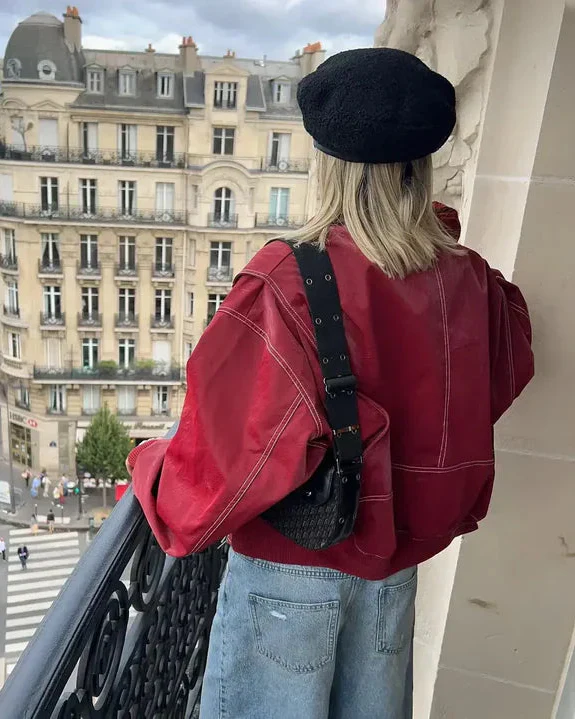 Modern rood oversized damesjack, veelzijdig en comfortabel, voor elke stijlvolle outfit.