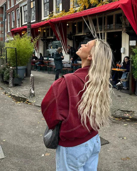 Elegant rood oversized damesjack, een must-have voor een relaxte maar modieuze herfst.