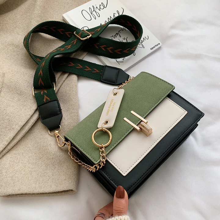 Modieus Sana schoudertasje gedragen als crossbody tas, ideaal voor een praktische en stijlvolle look.