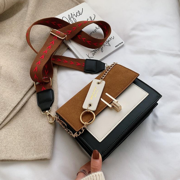 Achterkant van de praktische Sana crossbody tas met extra vak, ontworpen voor comfort en veiligheid.
