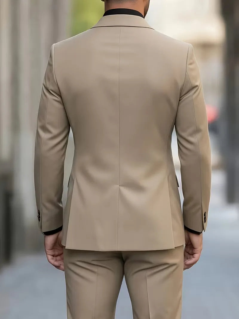 Detailopname van een slim fit herenpak, toont de verfijnde revers en hoogwaardige stof.