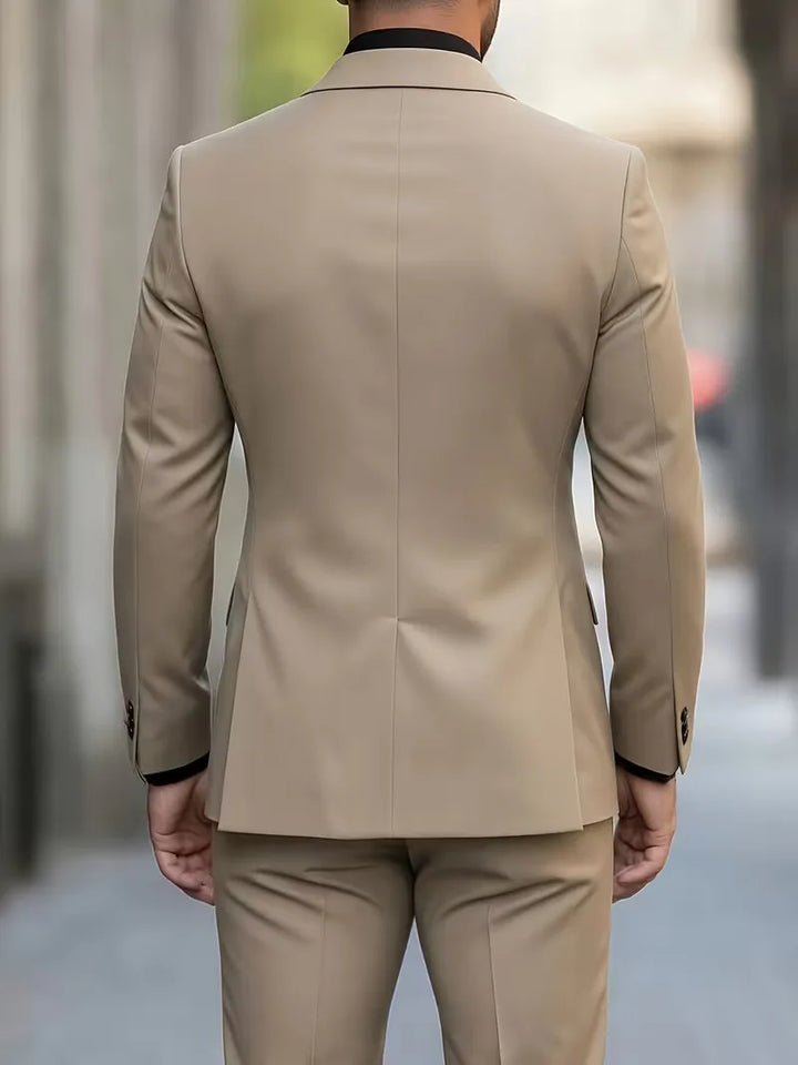 Detailopname van een slim fit herenpak, toont de verfijnde revers en hoogwaardige stof.