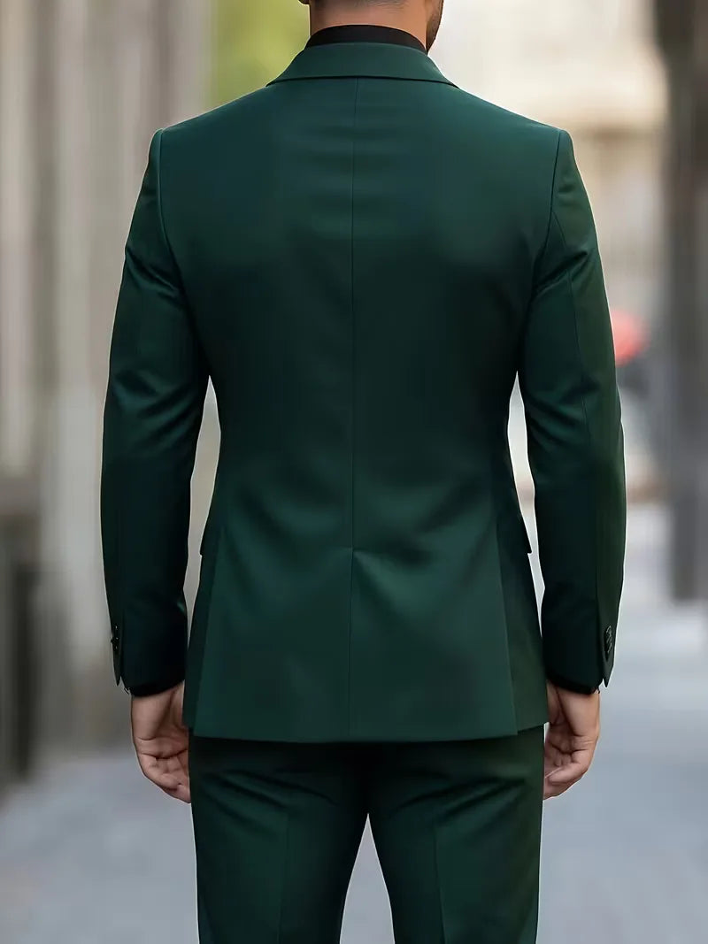 Elegant heren slim fit kostuum, benadrukt een strakke pasvorm en verfijnde afwerking.