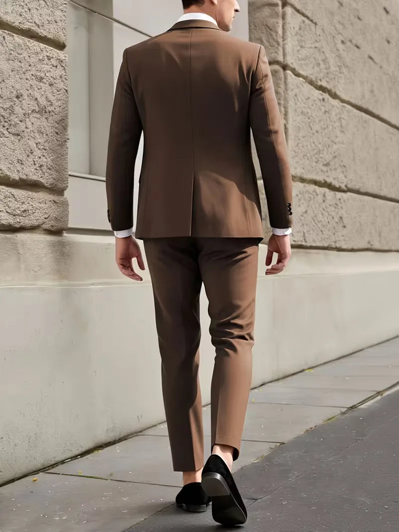 Modern donkerblauw slimfit kostuum met colbert en broek voor de stijlvolle man.
