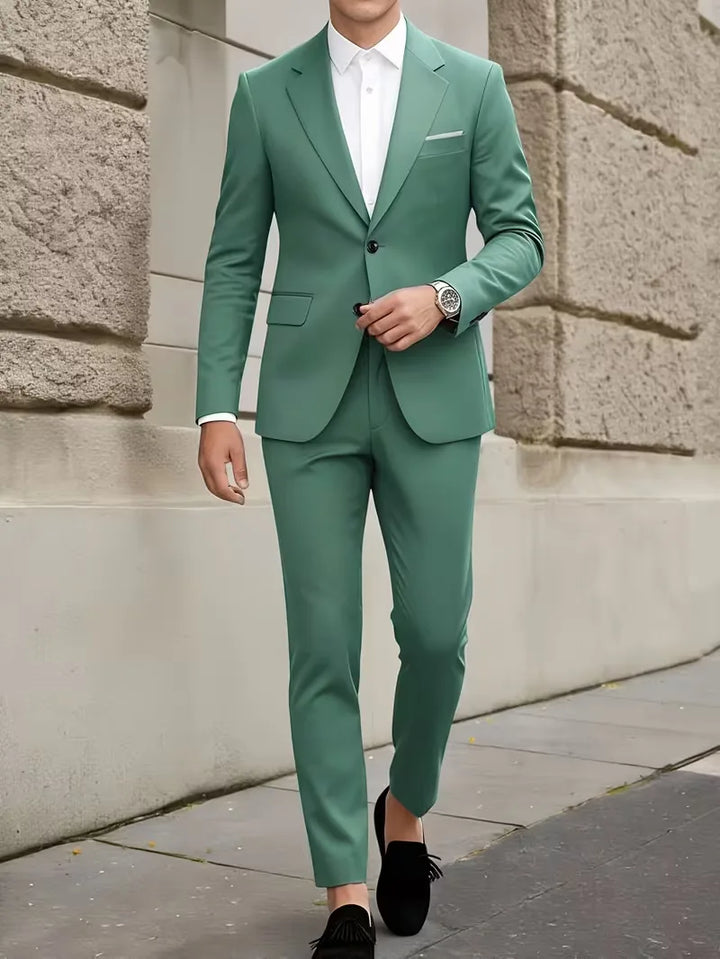 Donkerblauw slim fit herenpak, de perfecte keuze voor een zakelijke of formele look.