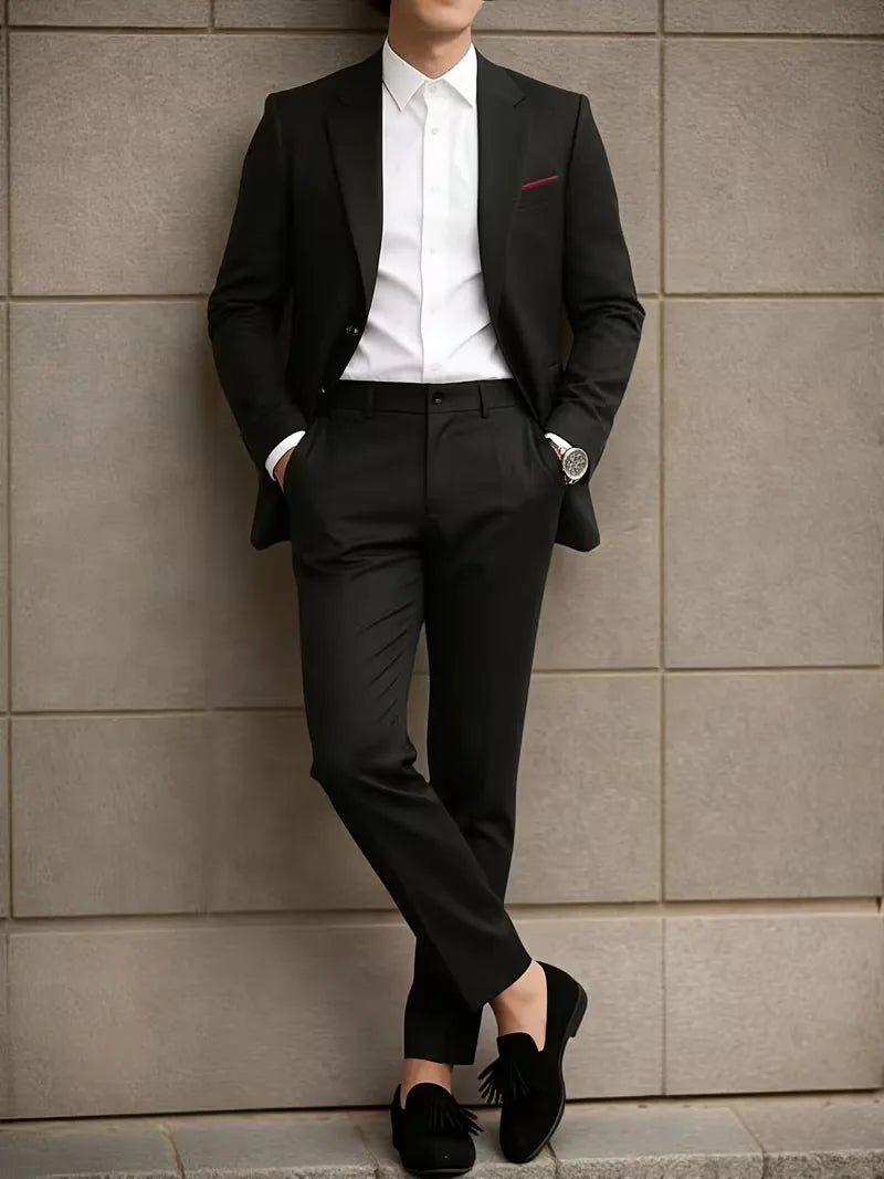 Klassiek donkerblauw slim fit herenpak, combineert modern design met formeel comfort.