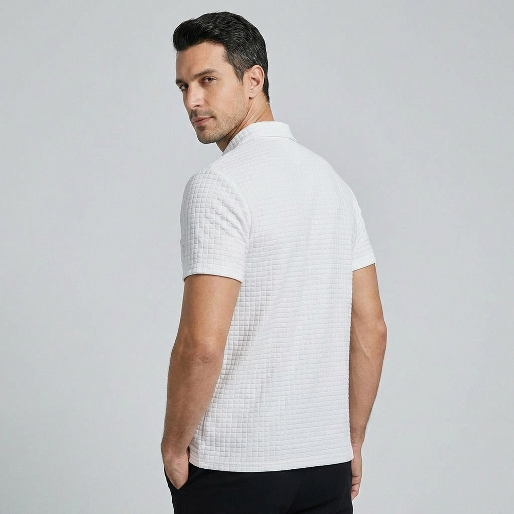 Comfortabel slim-fit poloshirt voor heren, wit met subtiele knoopjes, ideaal voor dagelijks gebruik.