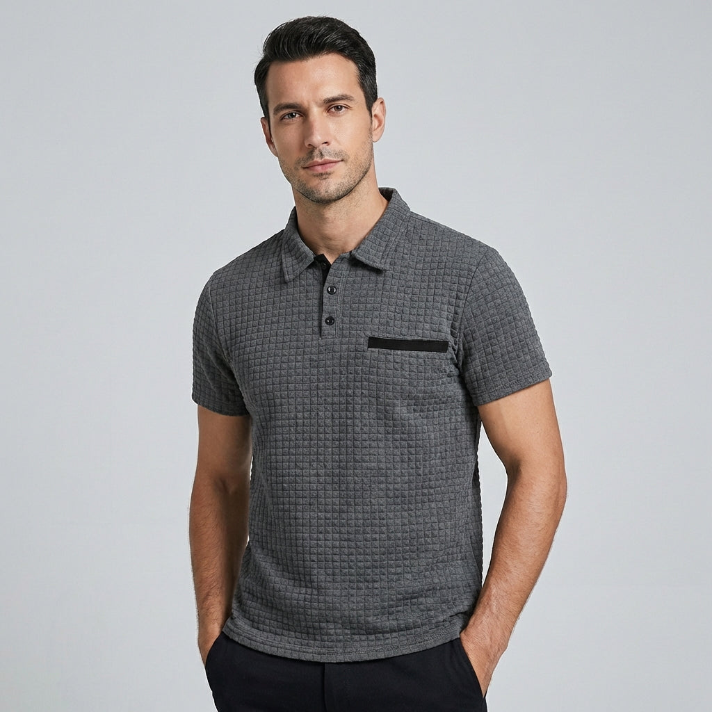 Man draagt een zwart slim-fit poloshirt, toont de slanke pasvorm en moderne mannenmode.