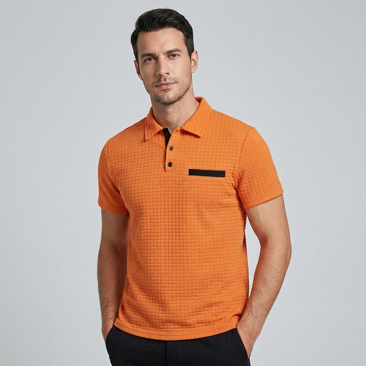 Textuurdetail van het ademende katoen van een slim-fit herenpoloshirt, voor optimaal comfort.