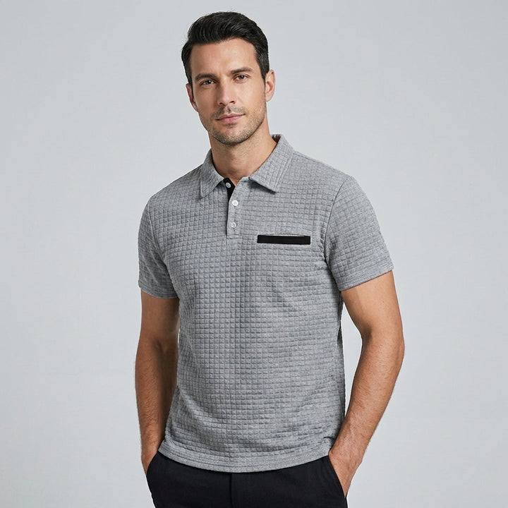 Zijaanzicht van een man met een slim-fit herenpolo, accentueert de flatterende pasvorm.