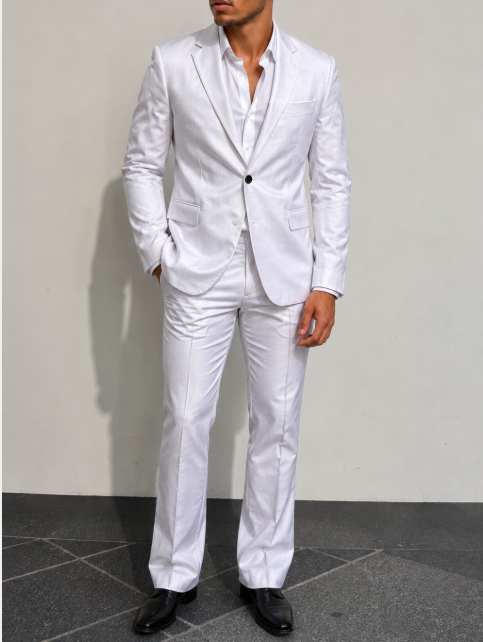 Stijlvol wit tweedelig heren kostuum met blazer en nette broek, perfect voor bruiloften of formele gelegenheden.
