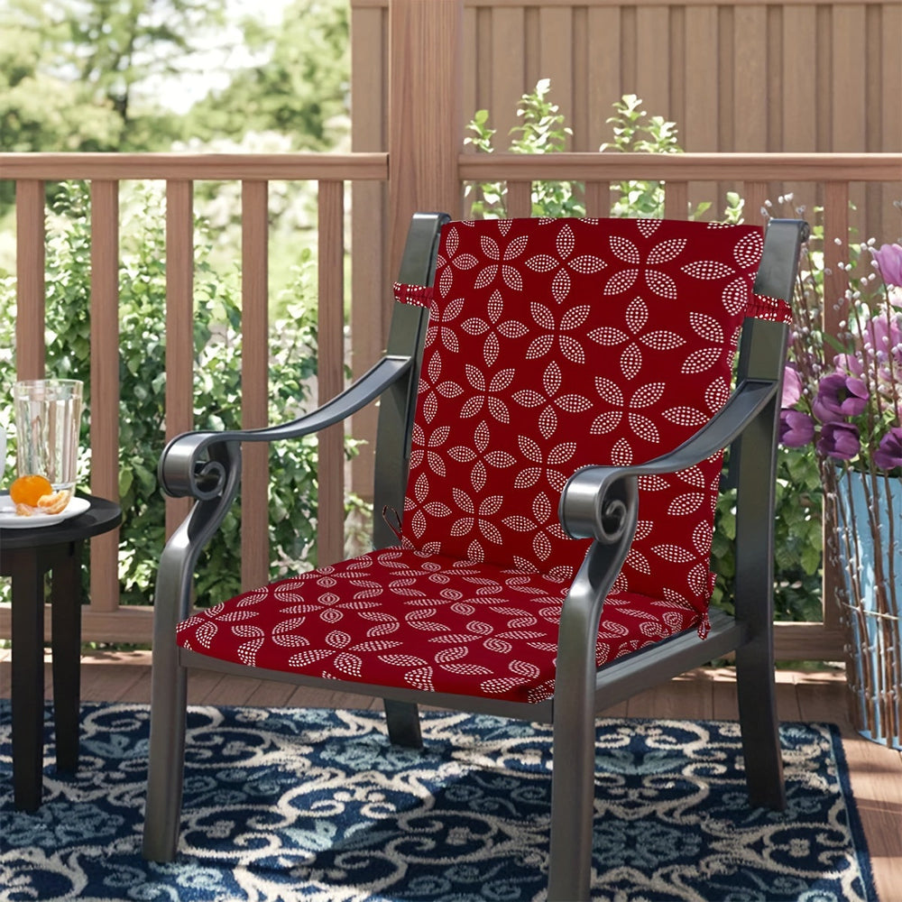 "Stijlvol zitkussen met dikke vulling voor comfort en steun, ideaal voor binnen en buiten, waterafstotend en weerbestendig."