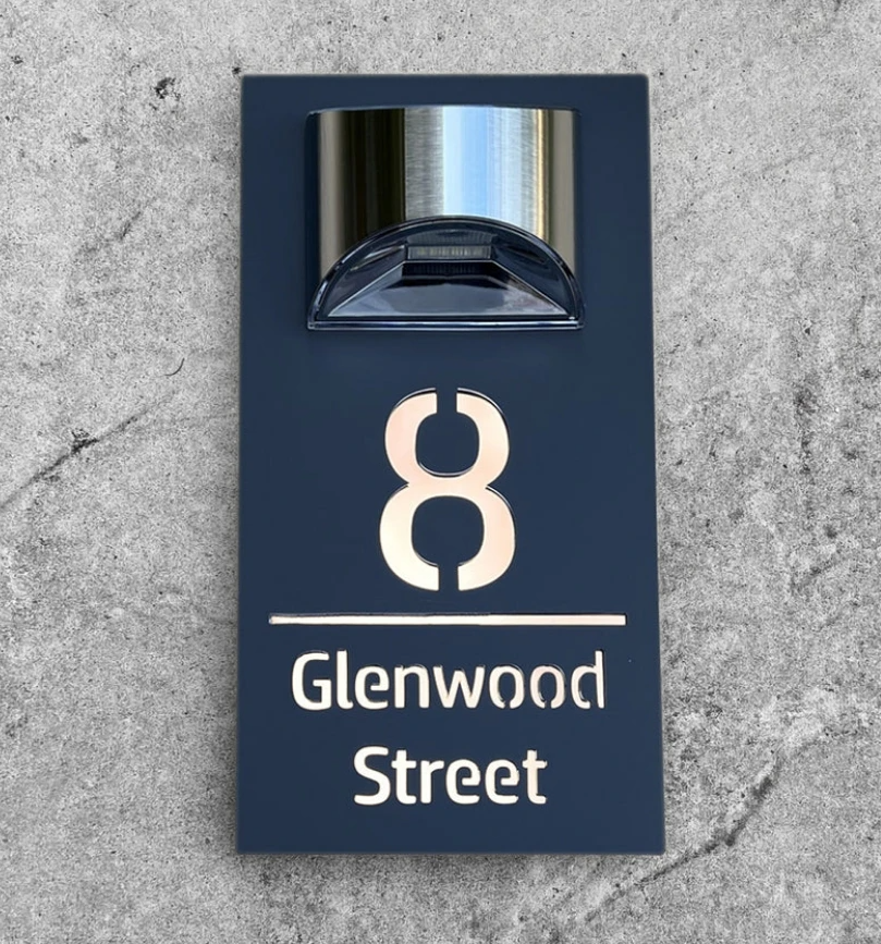 "Stijlvol zonnekracht huisnummerbord, elegant ontwerp met solarverlichting, weersbestendig, in goud en zilver beschikbaar."