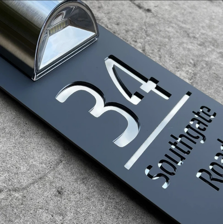 "Stijlvol zonnekracht huisnummerbord, elegant ontwerp met solarverlichting, weersbestendig, in goud en zilver beschikbaar."