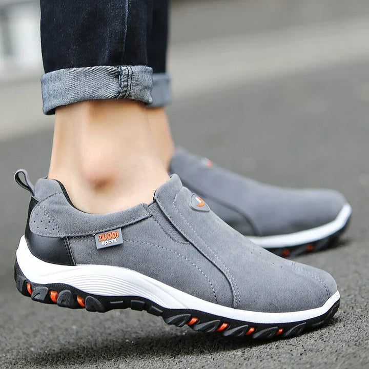 "Stijlvolle, ademende heren slip-on sneakers zonder veters, grijs met orthopedische zool voor ultiem comfort en gemak."