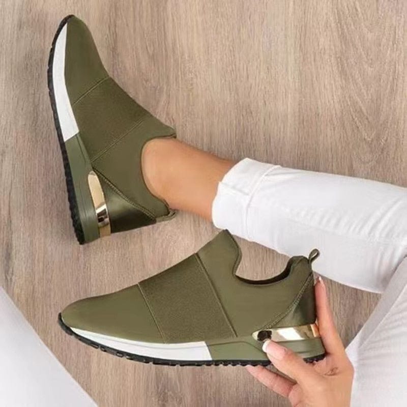 "Stijlvolle beige en rode damessneakers met gouden accenten, ademend bovenwerk en comfortabele pasvorm op houten vloer."