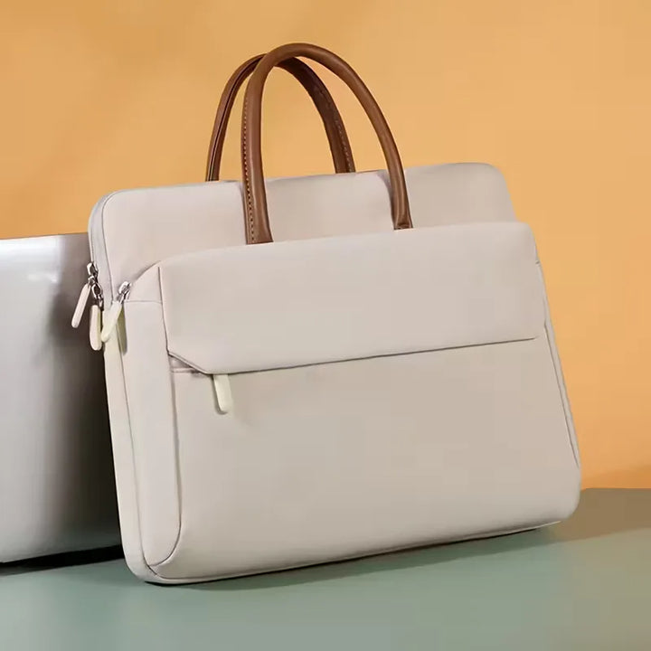 Stijlvolle beige laptoptas met handig voorvak voor optimale organisatie en bescherming.