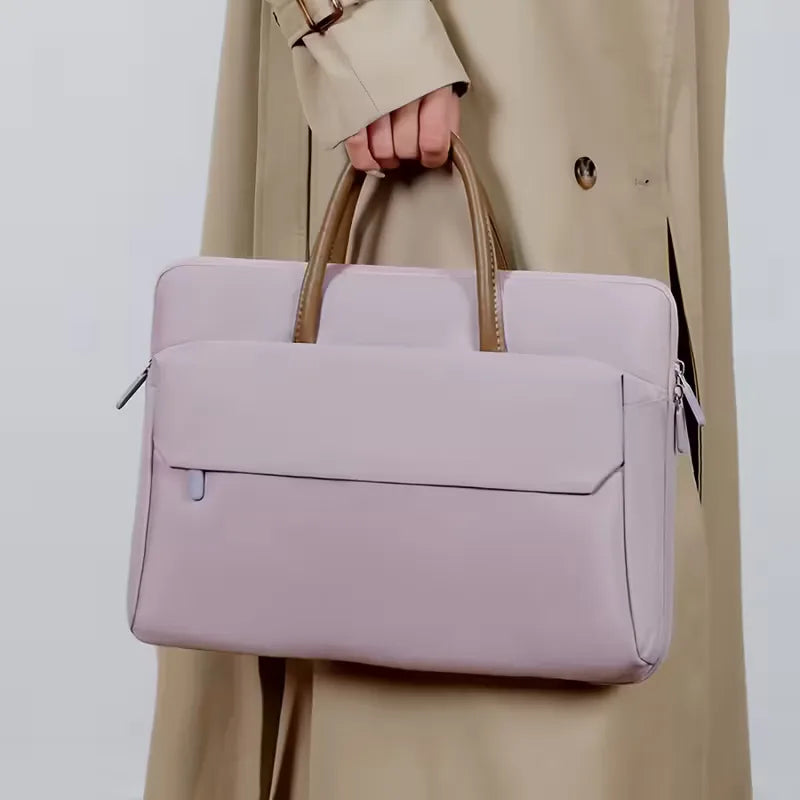 Stijlvolle lila laptoptas die functionaliteit combineert met een elegant design en voorvak.