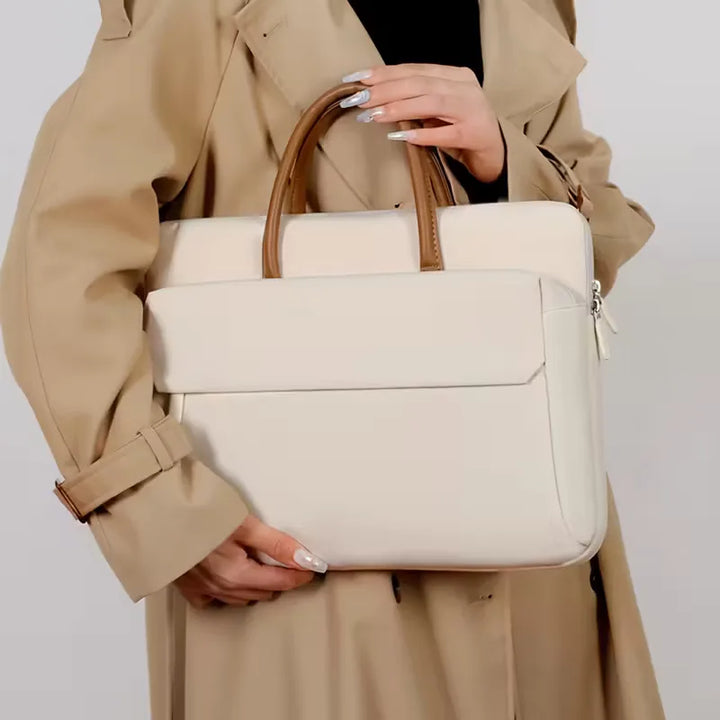 Zwarte zakelijke laptoptas, ideaal als werktas of reistas, met slim voorvak voor accessoires.