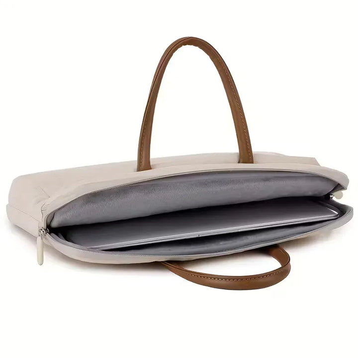 Compacte lila laptoptas met voorvak; perfecte combinatie van stijl en functionaliteit voor onderweg.