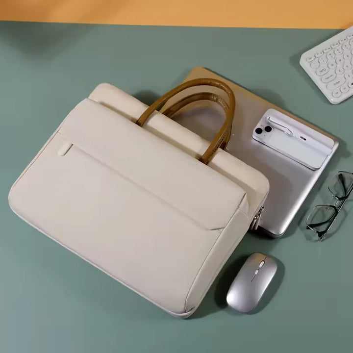 Duurzame laptoptas met beschermend voorvak, ontworpen voor veilig vervoer van je laptop.