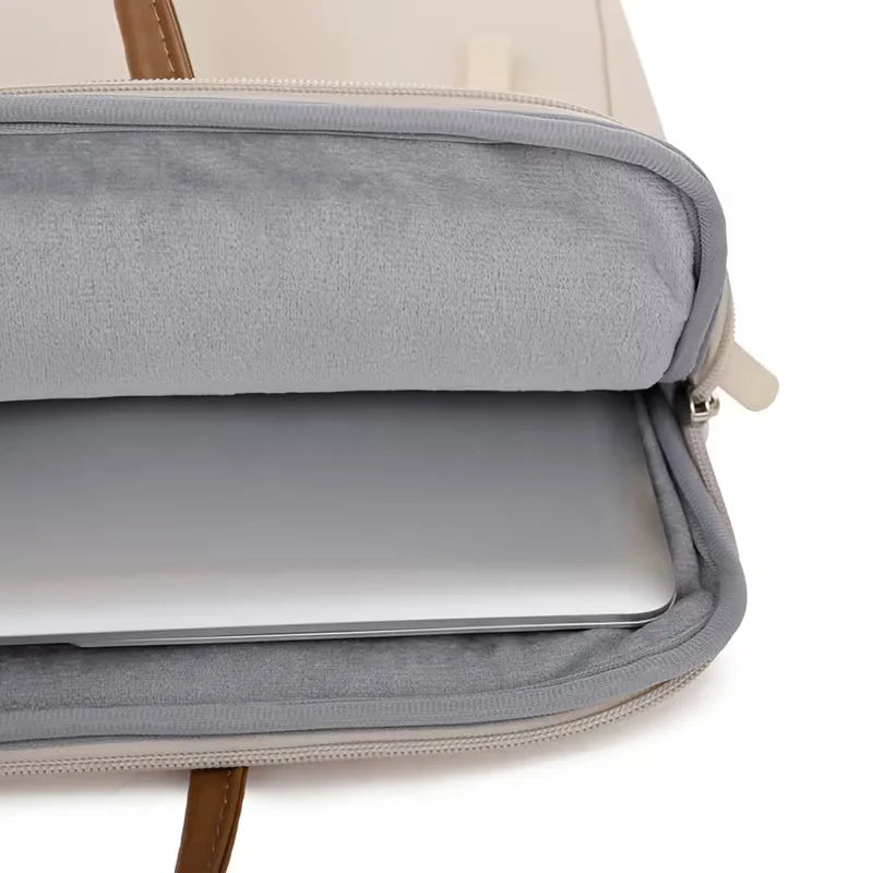 Laptoptas met ruim voorvak en georganiseerde compartimenten voor al je benodigdheden.