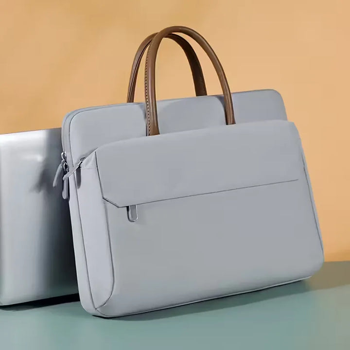 Trendy casual laptoptas met voorvak in beige, ideaal voor dagelijks gebruik en een modieuze look.
