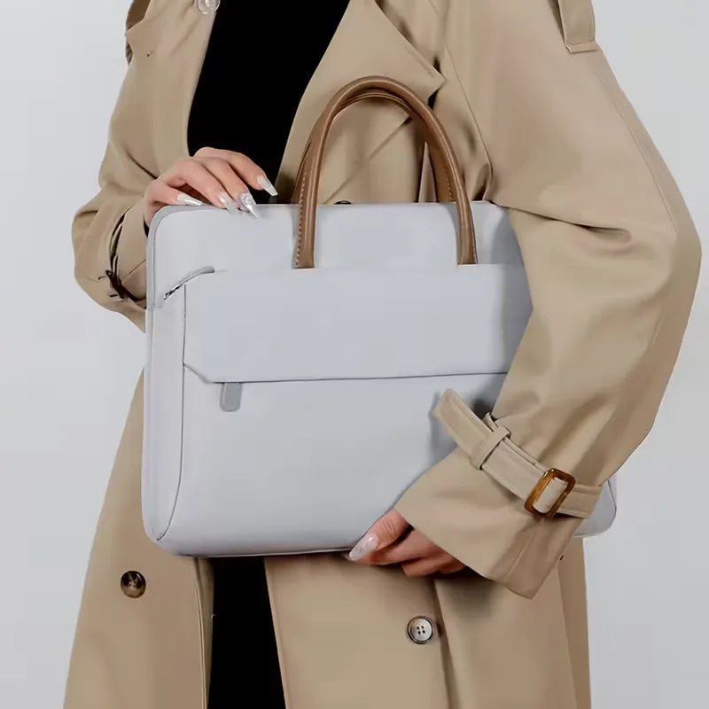 Elegante zwarte laptoptas met voorvak; een professionele werktas die bij elke outfit past.