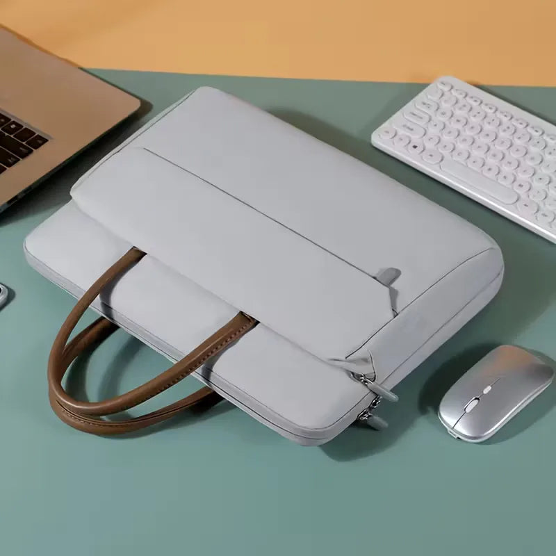 Moderne lichtgrijze laptoptas/schoudertas met voorvak, veelzijdig voor werk of reizen.
